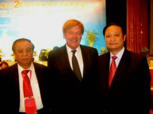 Prof. Deng, WFAS- Präsident, Dr. Germann, Prof. Wang, Vizeminister für Gesundheit
